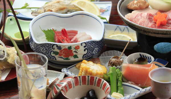 ベテラン板長が作る昔ながらの旅館御膳、旬菜や地物を丁寧に調理した夕膳+上州牛（一例）