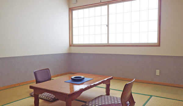 *和室8畳一例／障子窓から明るい日差しの差し込む、シンプルな畳のお部屋。カップル、ご夫婦にお勧め。