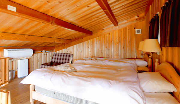 ・寝室　ツインベッド。ベッドから宍道湖や中国山地の山々が望めます。