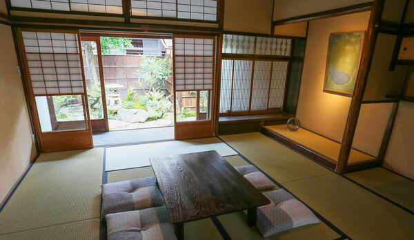 ＜八幡の間＞は昔ながらの書院造り。お庭や縁側も良い雰囲気で、心ゆくまで町家滞在をお楽しみ下さい。