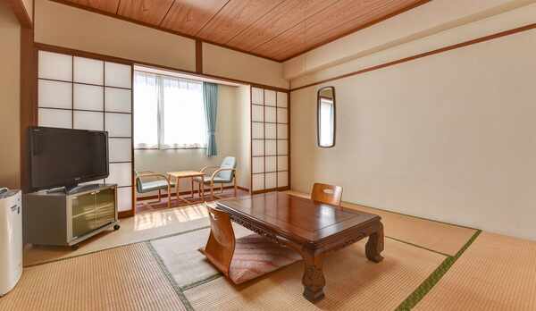 *本館和室8畳/寝転がっても気持ちの良い畳の和室。