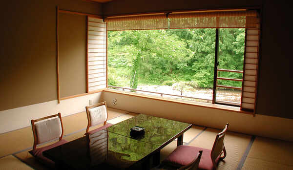 【渓流館（お部屋一例）】渓谷美と四季折々の風景画自慢です。