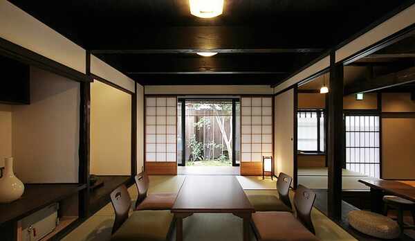 ２つの庭に包まれる贅沢な居間。