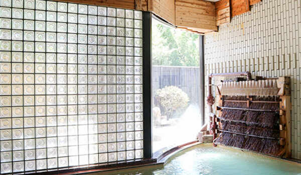 *【大浴場／男湯】源泉掛け流しの「瀬波温泉」を、足を伸ばしてゆっくりとご堪能下さい。