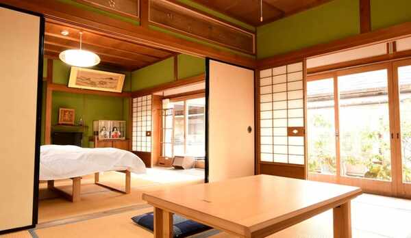 【貴賓室】 16畳+廊下4畳（バス・トイレ付）庭の見える客室