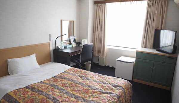 シングルルーム★広々！ダブルベッド使用(140㎝)32インチ液晶TV★