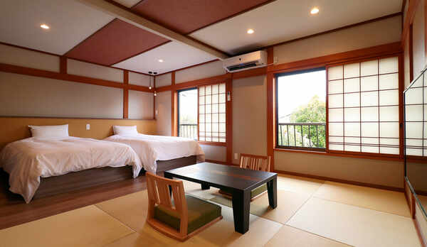 2021年11月リニューアル！和モダン12畳◆ベット２台と畳スペースです。こちらのお部屋は小学生以上