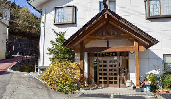 *外観／鉄道ファン必見！お部屋から会津鉄道が見られる温泉宿。