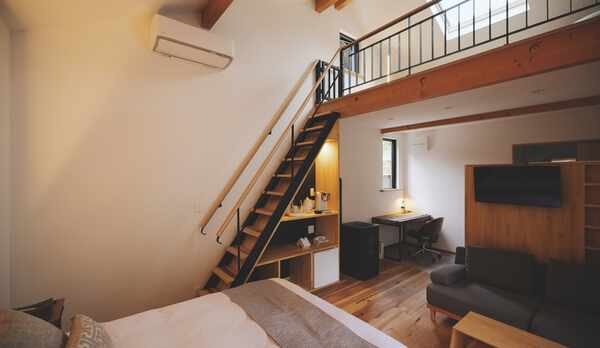 *ヴィラ一例／木のぬくもりを感じる造り。シックで落ち着いたインテリアが安らぎを感じる。