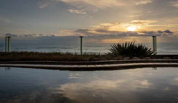 海を目の前に感じる露天風呂は多くのお客様にお喜びいただいております。