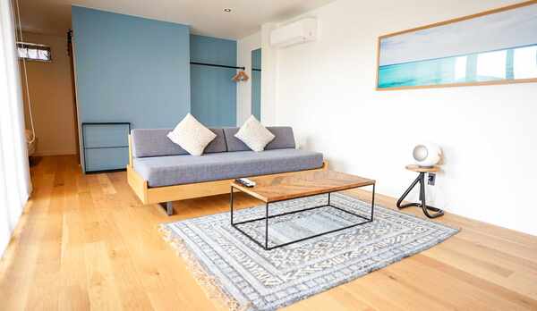 ・【Atype】ベッドスペースと別れたリビングスペースは明るく開放感のある空間です