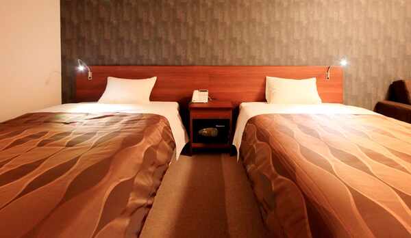 ★ブラウンを基調とした落ち着いた雰囲気のユニットバス付の洋室。