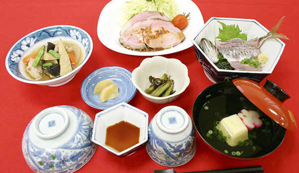 ・夕食(一例)／地元で穫れた魚を中心とした和定食