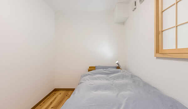 ・コンパクトでシンプル。畳ベッドを設置した寝室です