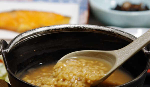 *【茶粥朝食】素朴な味が人気！卓上で炊く奈良名物の茶粥です。