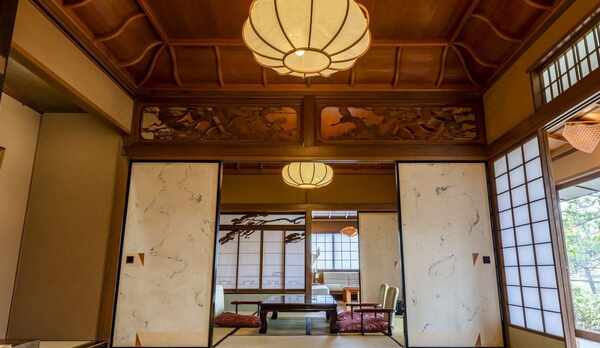 仙渓園「桧」格子天井が美しい、日本ならではの和の設え。