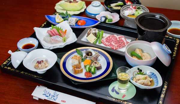 *ご夕食一例（栃木牛コース）／季節の食材を盛り込んだ会席料理です