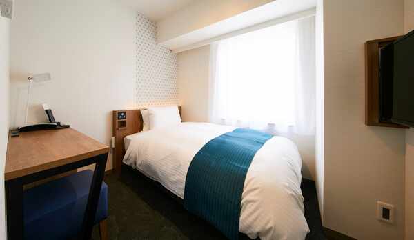 【シングル】13㎡。快適空間をつくる加湿空気清浄機、快眠をサポートするシモンズベッドで上質な目覚めを