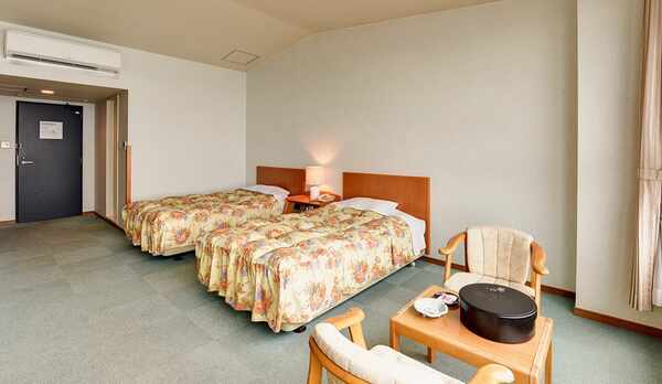 *【洋室】ベッドタイプのお部屋です。のびのびとお寛ぎください♪