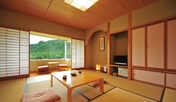 【本館・レイクビュー和室】窓いっぱいに広がる風景、豊かな旅情とくつろぎの時を演出してくれます。
