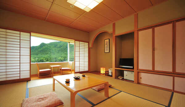 【本館・レイクビュー和室】窓いっぱいに広がる風景、豊かな旅情とくつろぎの時を演出してくれます。