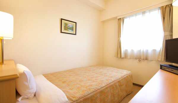 シングルルーム　※セミダブルサイズのベッドで広々♪　12平米　120ｃｍ&times;195ｃｍ