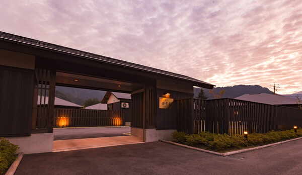 かけ流し露天風呂付き客室【立山別邸 四季彩】設えの異なる4タイプの客室は大人の贅沢な時間を演出—