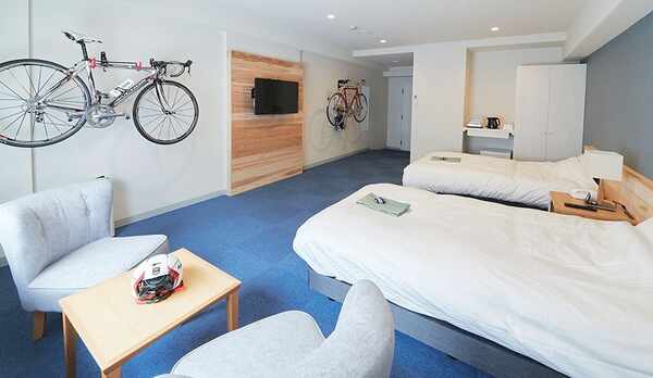 全室トイレ、シャワーブース、自転車ラック（2台）完備。