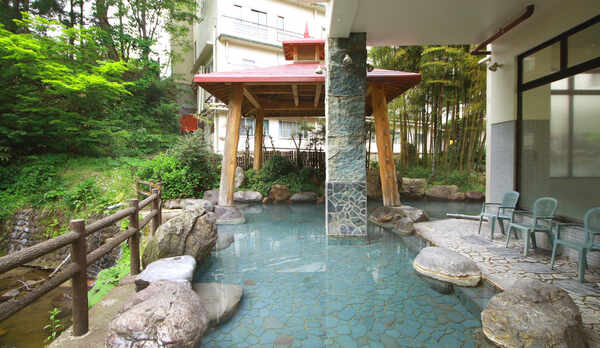湯量豊富な天然温泉は露天風呂も広々とご入浴できます