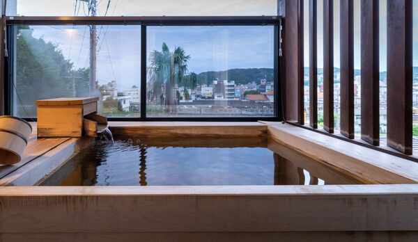 【海側露天風呂付き和洋室　和室10畳＋ツインベッドルーム】客室専用の露天風呂。※写真は一例