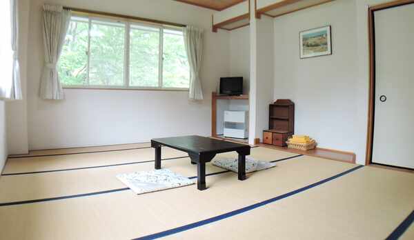 *【和室一例】畳のお部屋でゆっくりお寛ぎください。