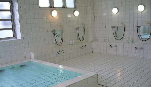 大浴場（男性用）夕方４：３０〜深夜０：００迄翌朝６：００〜８：３０迄ご自由にご利用下さい。