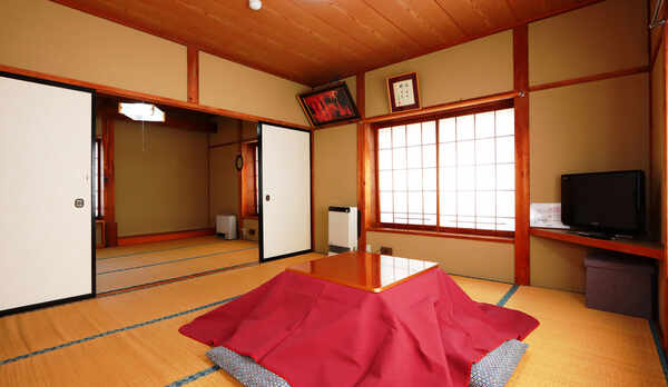 【客室】１４畳（１号室）二間のゆったり空間です。