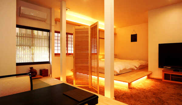 【客室】和洋室２６畳。畳フロアとベッドフロアが分かれているモダンなお部屋。 