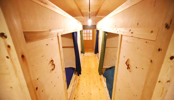 半個室のドミトリーベッドを4台備えた秘密基地みたいなドミトリールーム。