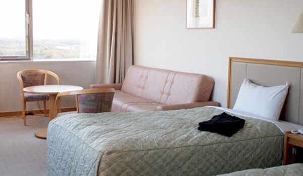 *【ツイン一例】28平米のゆったりとしたお部屋。有線LANで高速ネットも可能です。