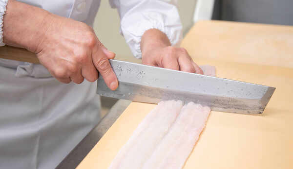 *【鱧会席】料理人の熟練の技で骨切りした鱧。夏の味覚をぜひご堪能ください。