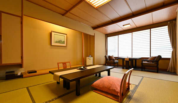 【翆明館和室の一例】川のせせらぎが心地よいお部屋です。