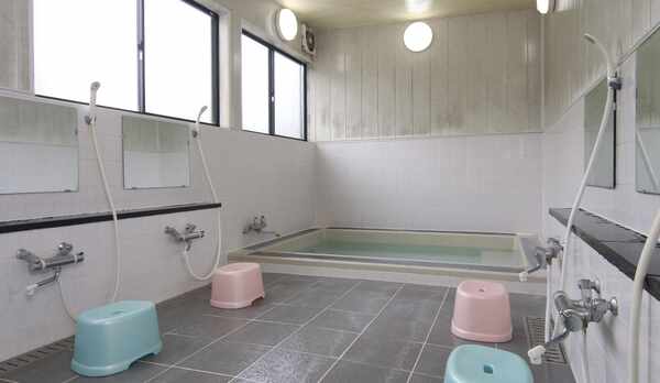 浴場◆ちょっと広めの家族風呂。貸切でご利用ください。