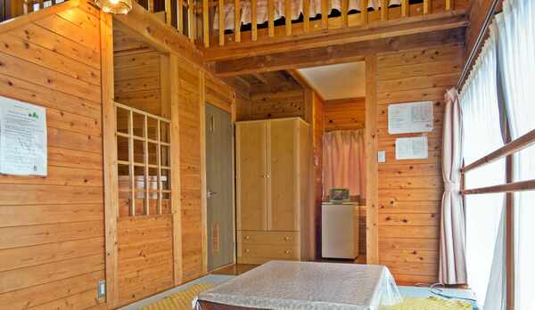 *【リビング】4人用コテージの1階は明るいくつろぎスペースがあります♪