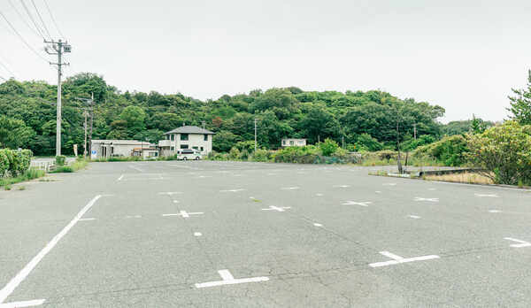 ・駐車場はつつじ荘隣の公共駐車場をご利用ください