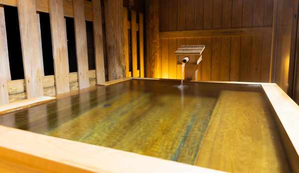 【貸切露天風呂】休み処を設けた貸切露天風呂は雰囲気が格別。ご家族やカップルに大好評です！