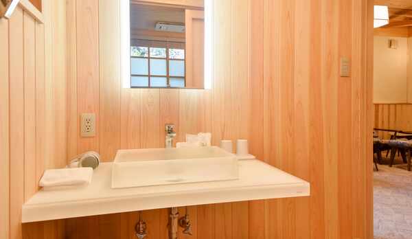 *【離れ】バスエリア：お風呂はセパレートタイプで、ご自宅のようにゆったり寛げます。