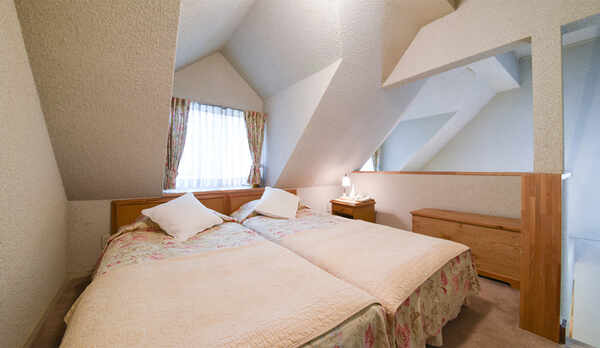 *【客室一例(カントリースイート＆ロフト付ファミリー)】お部屋内に階段があるメゾネットのお部屋です。