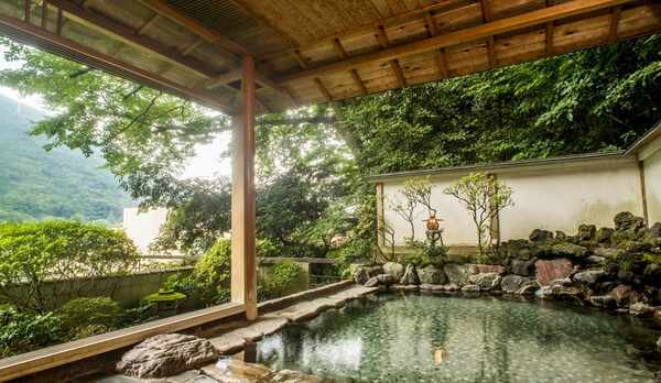  本館仙景にある露天風呂は男女時間交代制