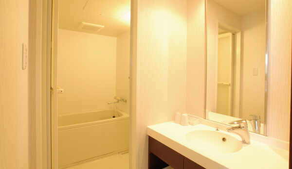 [デラックスツインルーム、トリプルルーム]　洗面、お風呂、トイレのお部屋が別々になっております。