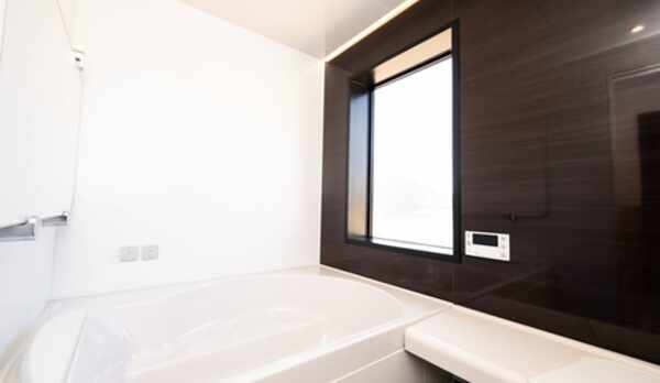 【ヴィラ】旅の疲れをゆっくり癒していただける広々としたバスルーム。