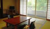 *【和室①】野鳥のさえずりや自然の音を楽しみながら、ゆったりと寛げる和室です。