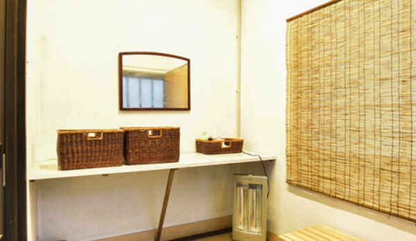 *【風呂(脱衣所)】ゆったりと落ち着きある雰囲気の脱衣スペース。