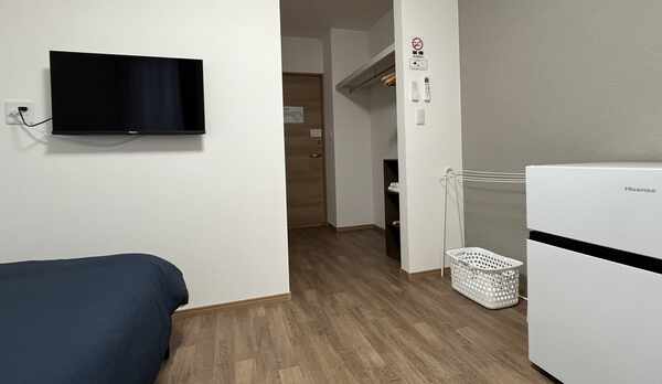 バス・トイレ付きのシングルルームは動画配信サービス対応スマートテレビ・冷暖房も完備！